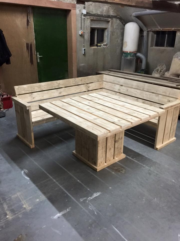 Pallet Corner Couch With Table, How To Make A Corner Sofa Out Of Pallets