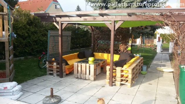 Colorful Pallet Wood Furniture for Pergola Deck