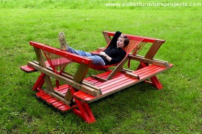 Pallet picnic table with swing