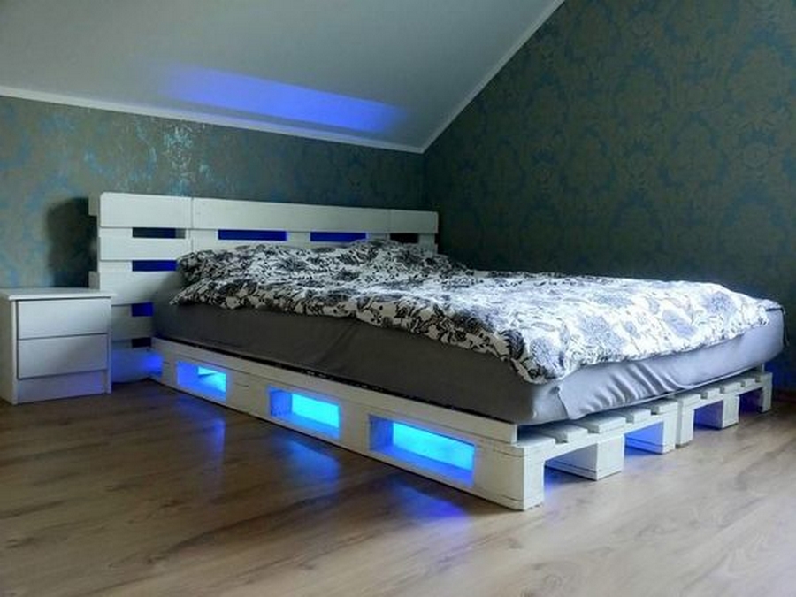 repurposed wood pallet bed